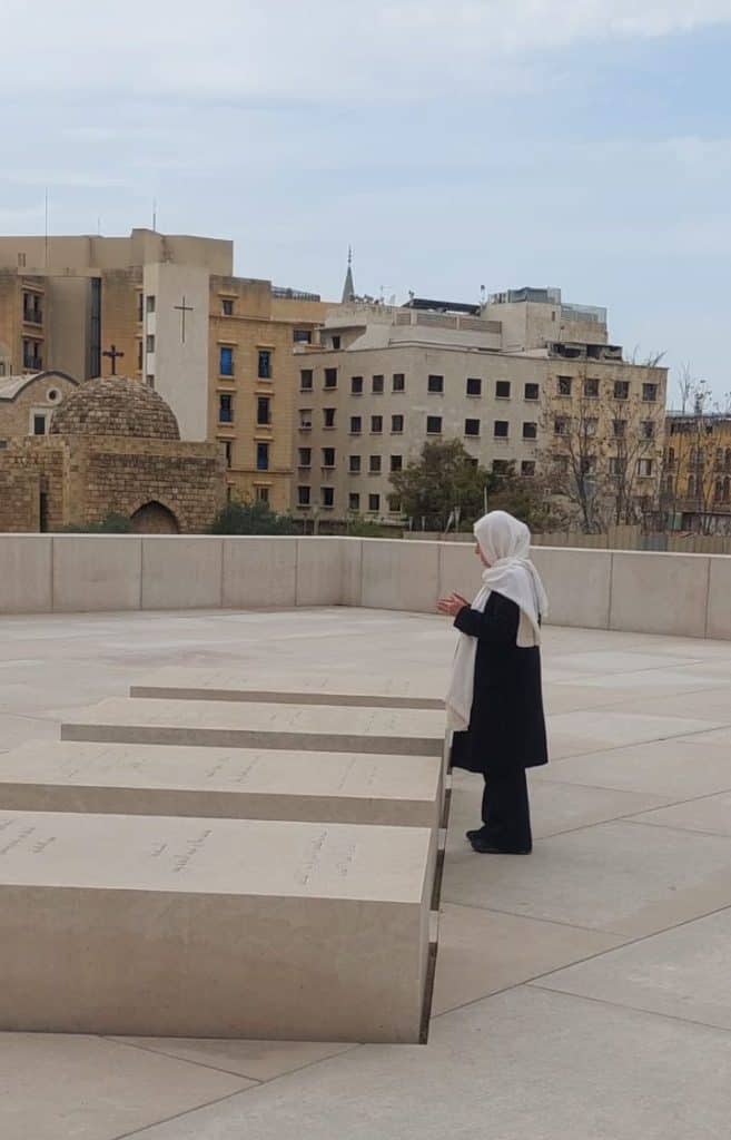  Bahia Hariri recites Al-Fatiha at the tomb of the martyred Prime Minister