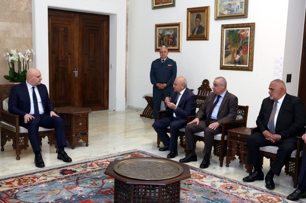 إبراهيم الترشيشي بعد لقاء النقابات الزراعية مع رئيس الجمهورية:24 نيسان 2021 شكّل “يوماً أسود” في تاريخ لبنان مع إقفال الحدود العربية، ولا سيما السعودية، أمام الصادرات اللبنانية.