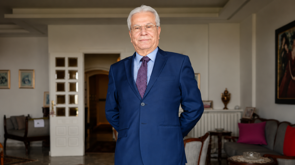 النائب السابق نبيل نقولا يوجّه رسالة إلى رئيس الجمهورية ورئيس الحكومة ورئيس مجلس النواب، متضمنةً نداء استغاثة من الفقراء والعسكريين، قبل فوات الأوان وفرار دفعة جديدة من عناصر القوى الأمنية