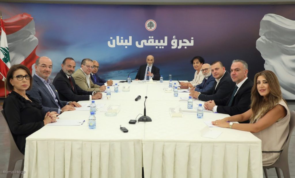 في مقابلة مع مجلة “المسيرة” كشف جعجع أن اللبنانيين ما زالوا يحصلون على “الكهرباء التي ورثناها من عهد جبران باسيل …. إدارات الدولة لا تسدّد فواتير الكهرباء… والأزمة تتفاقم