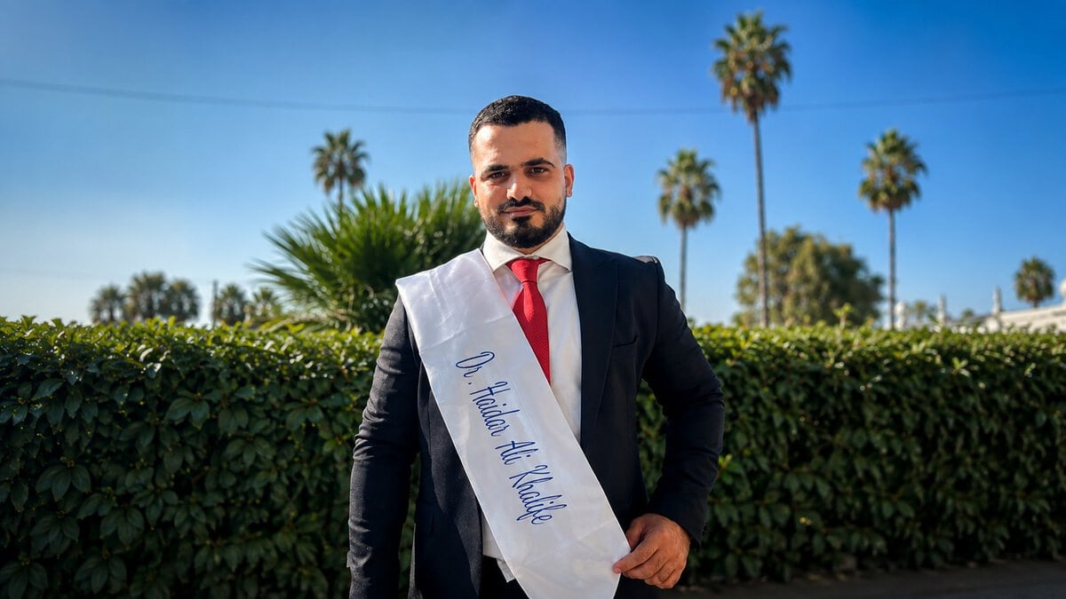 «علي حيدر خليفة» لابنه «حيدر علي خليفة» بعد تخرّجه طبيبًا: «في ردائك الأبيض رأيتُ عمري كلّه»